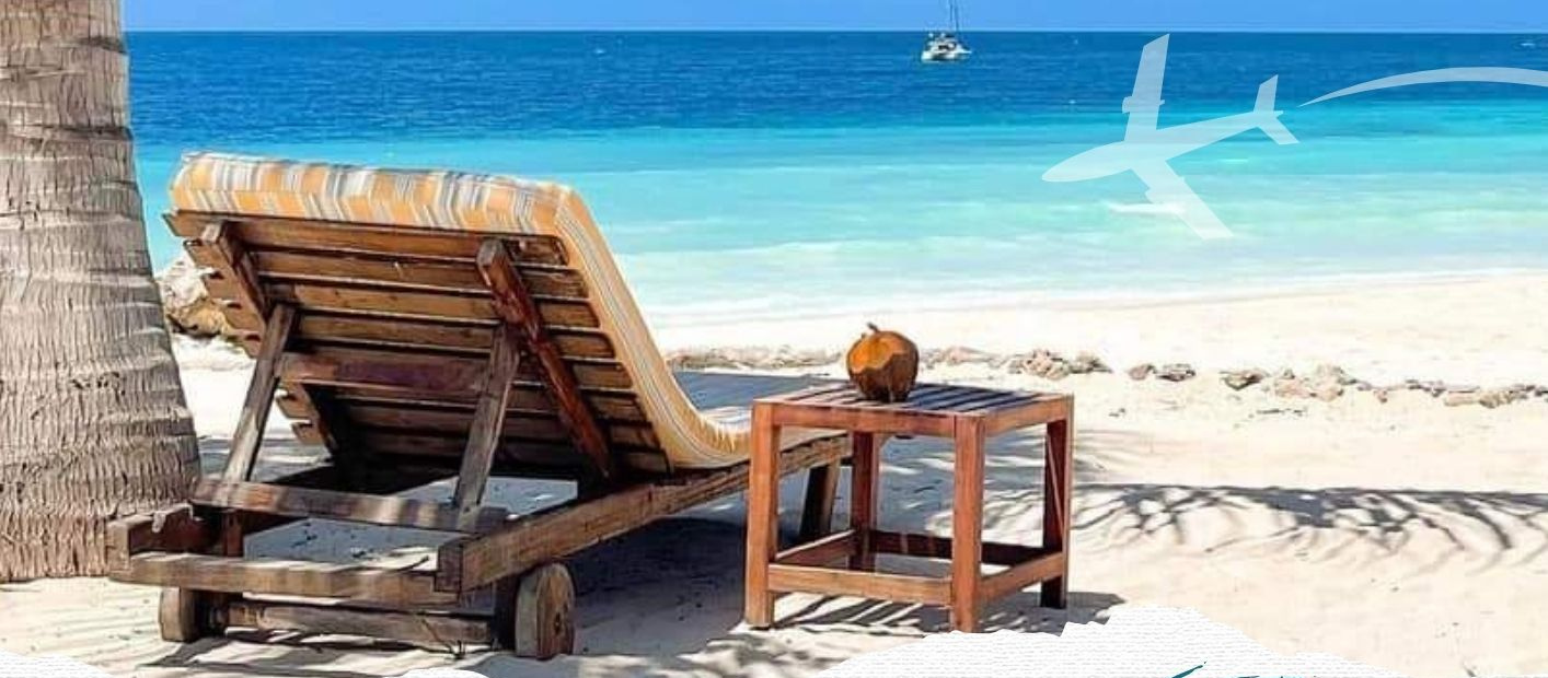Turkusowy ocean i plaża na Zanzibarze